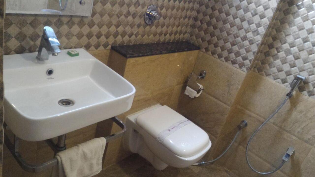 Hotel Sandstone Inn ラクナウ エクステリア 写真
