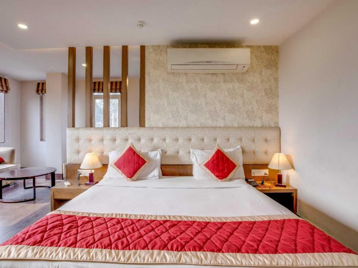 Hotel Sandstone Inn ラクナウ エクステリア 写真