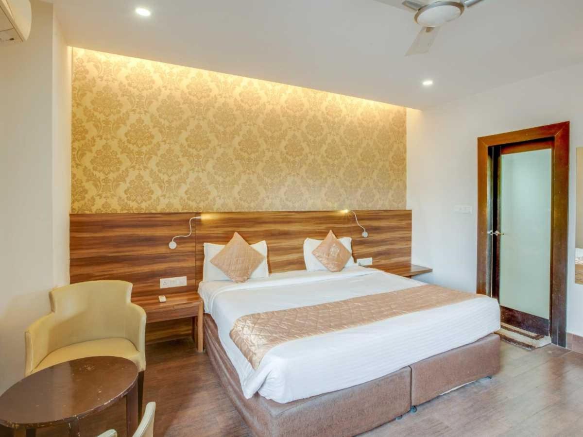 Hotel Sandstone Inn ラクナウ エクステリア 写真