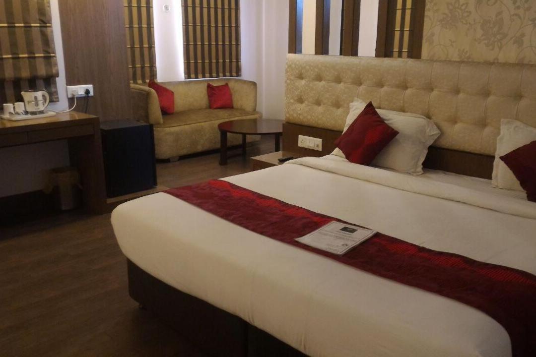 Hotel Sandstone Inn ラクナウ エクステリア 写真